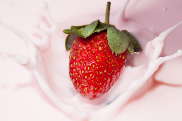 草莓水果飞溅图片下载