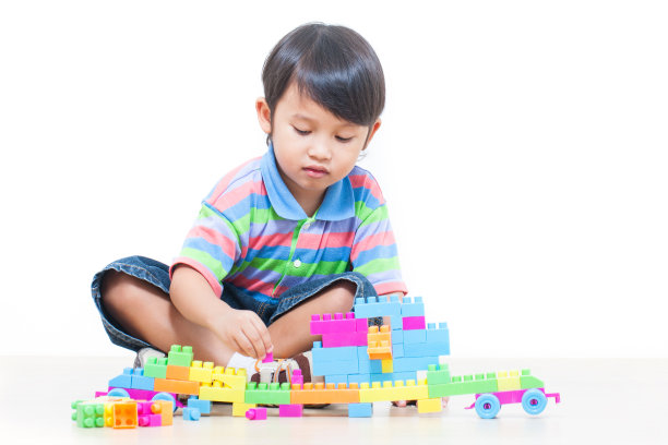 男孩在玩乐高图片下载