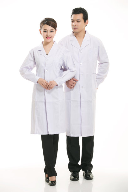 工作人员在白色背景前穿外套图片下载