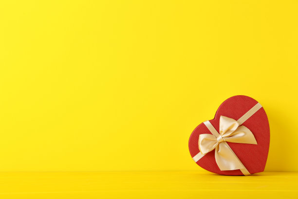 黄色背景缎带心形礼盒图片下载