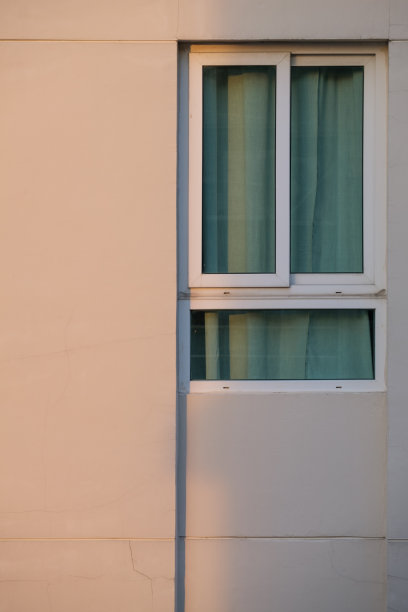 公寓窗户附近的墙上有裂缝图片下载