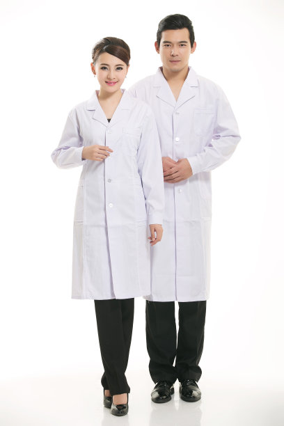 工作人员在白色背景前穿外套图片下载