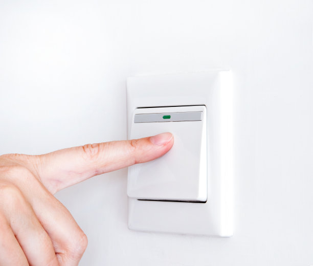 用手指按住电灯开关图片下载