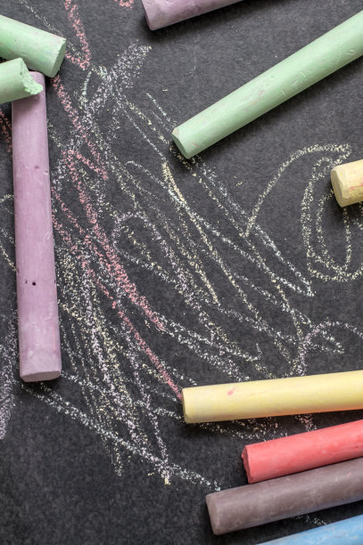 彩色粉笔在黑板的背景上图片下载