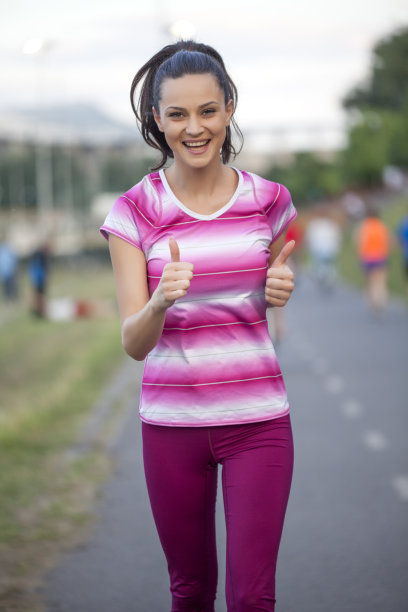 为慢跑竖起大拇指图片下载