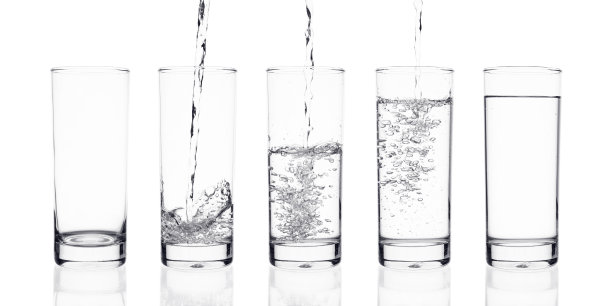 向玻璃杯中倒入一套水图片下载