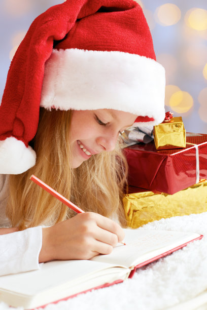 可爱小女孩的肖像和圣诞礼物。图片下载