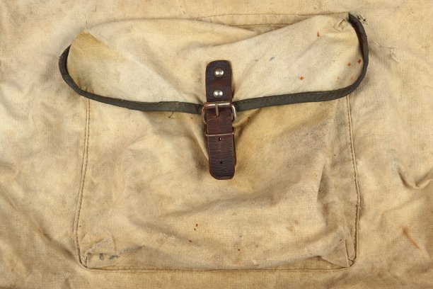 风化的军队卡其迷彩织物与口袋，巴图片下载