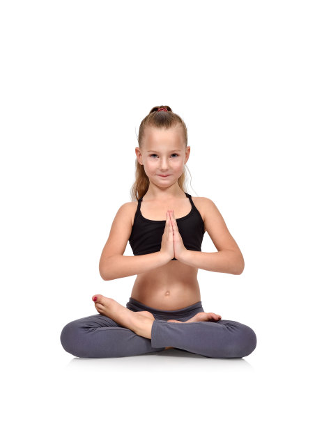 小女孩坐着莲花的姿势图片下载