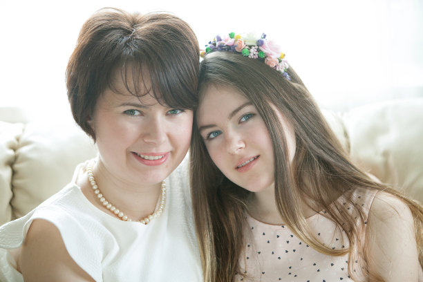 母女幸福拥抱。图片下载