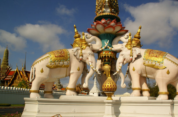 曼谷大皇宫外的粉色大象雕像图片下载
