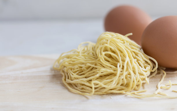 面桌上有新鲜的鸡蛋，白底。图片下载