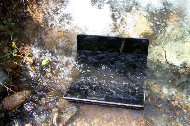 小溪里的笔记本电脑图片下载