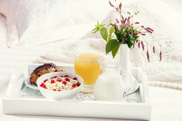 早上，早餐放在床上的木托盘上图片下载