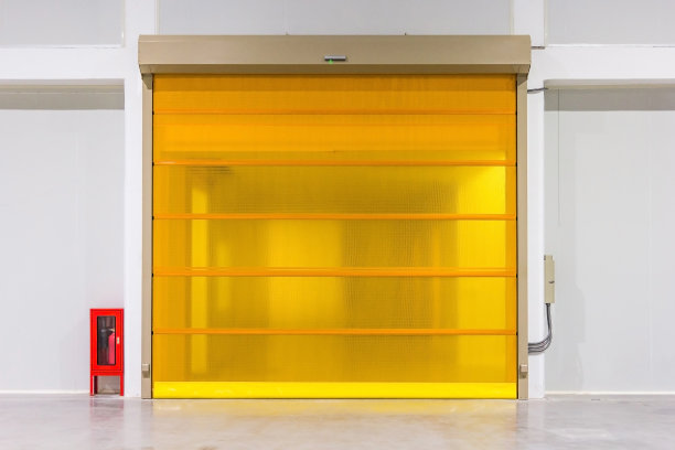 厂房内有卷帘门和混凝土地面图片下载