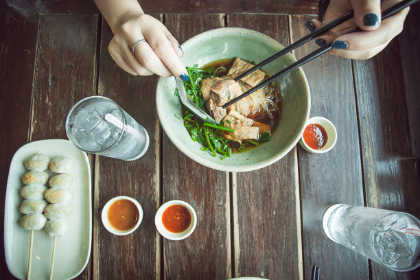 女人用筷子抓面条图片下载