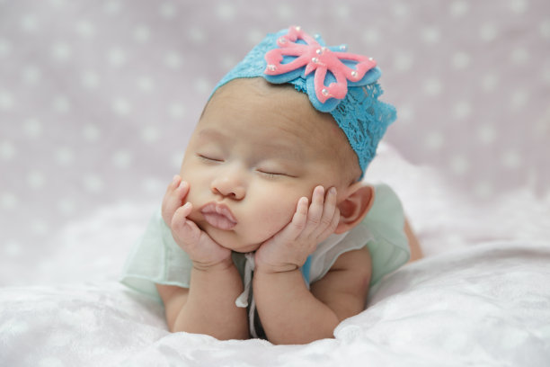 刚出生的女婴正在睡觉。图片下载