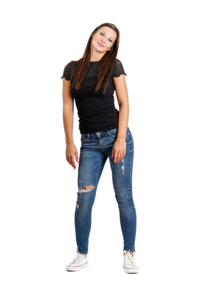 迷人的年轻褐发女人靠在一边。图片下载