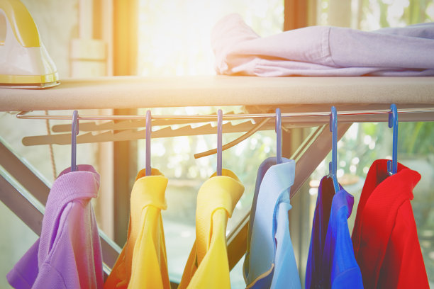 衬衫挂在熨衣板的挂栏上图片下载