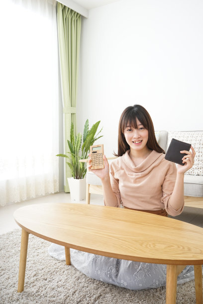 年轻女子在计算国内账户图片下载