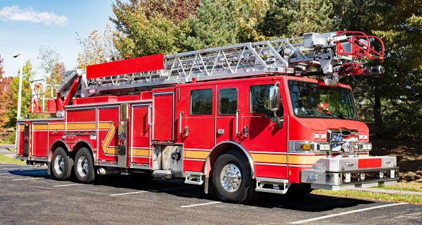 公园里的消防车素材图片