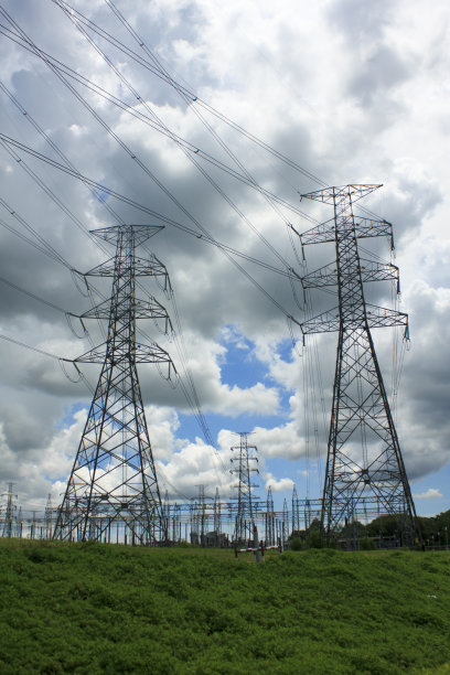 电线杆和电线映衬着蔚蓝色的多云天空图片下载