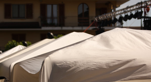 白色的凉亭排成一排图片下载