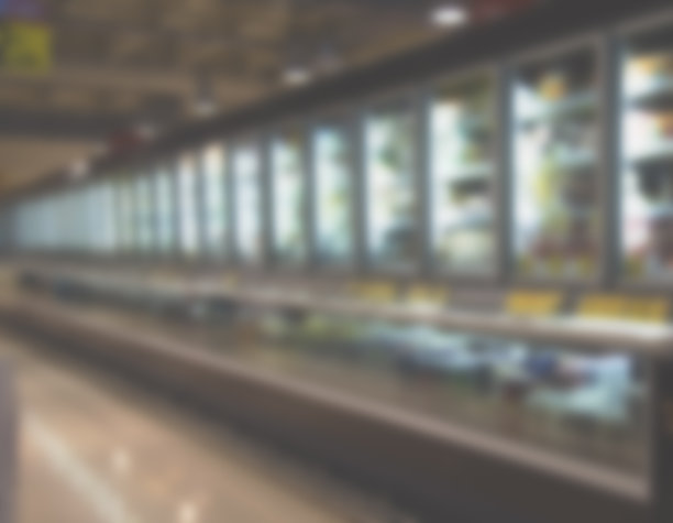 模糊图像的冷冻室与冰淇淋在一个大的折扣超市。图片下载