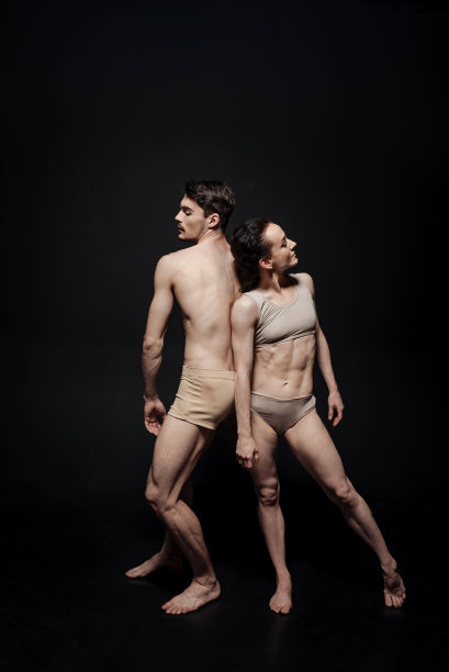 全神贯注的夫妇参加艺术表演图片下载