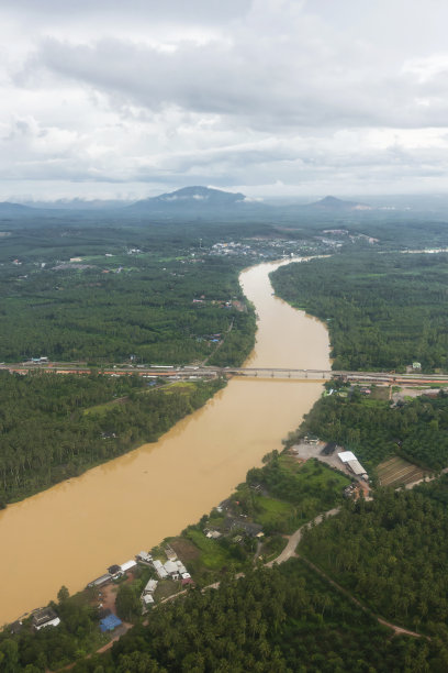 俯视图的灌溉和农田图片下载