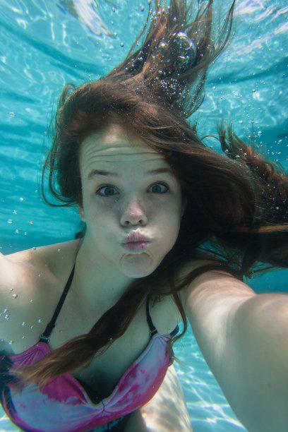 女孩水下泳池自拍图片下载