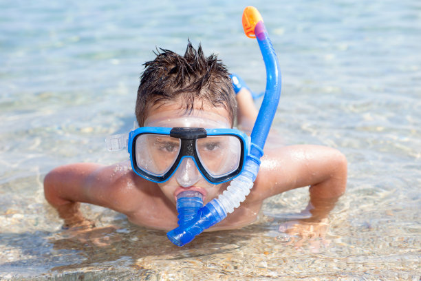 男孩在海里戴着潜水面罩图片下载