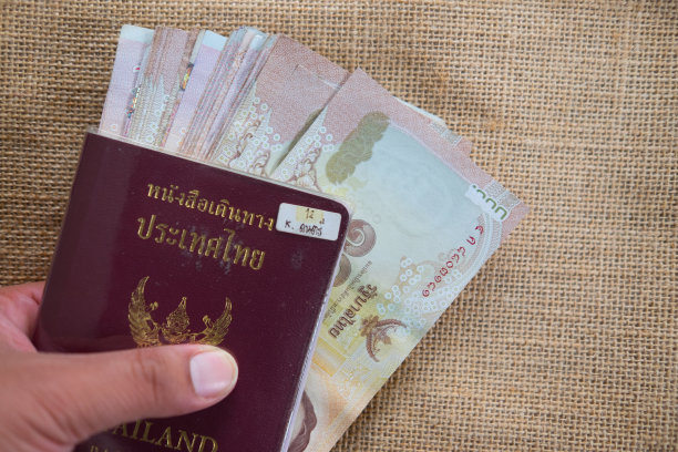泰国护照和1000泰铢在人手里图片下载