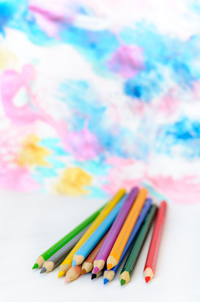蜡笔。彩色铅笔上模糊的彩色背景图片下载