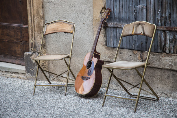 法国普罗旺斯的吉他和椅子图片下载