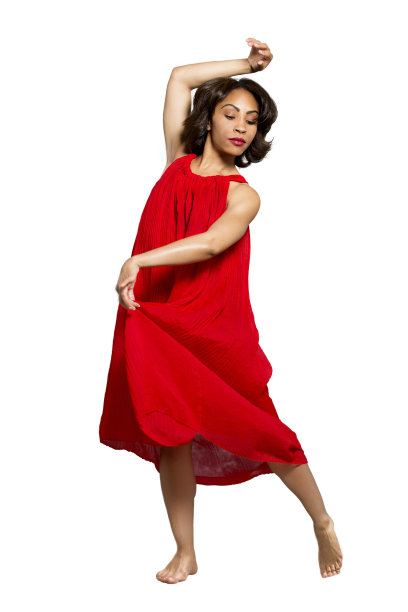 非裔美国人，女舞者穿着红色的裙子，背靠白色的背图片下载