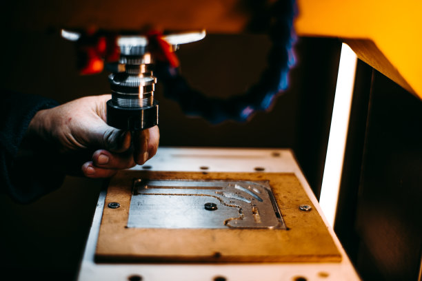 工人正在数控铣床上更换刀具钻头图片下载