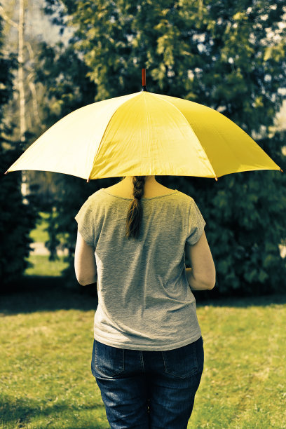 伞下的年轻女子图片下载