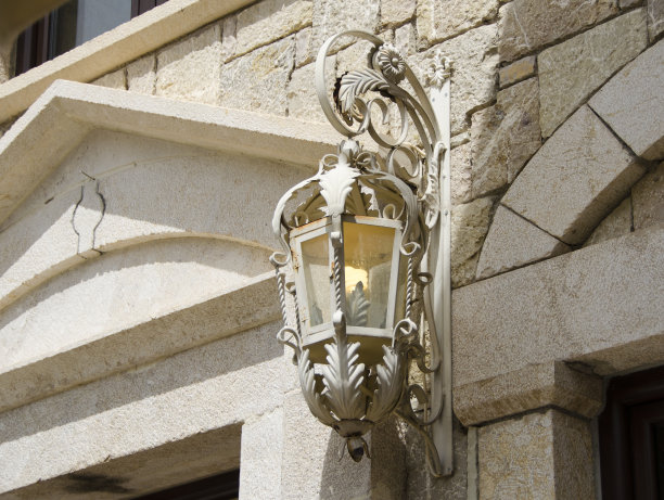 建筑物外墙上的路灯图片下载