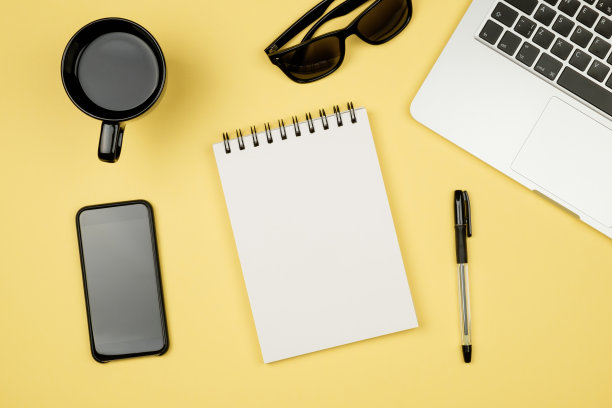 顶视图平铺图片与空白记事本页和不同的附件在彩色表面图片下载