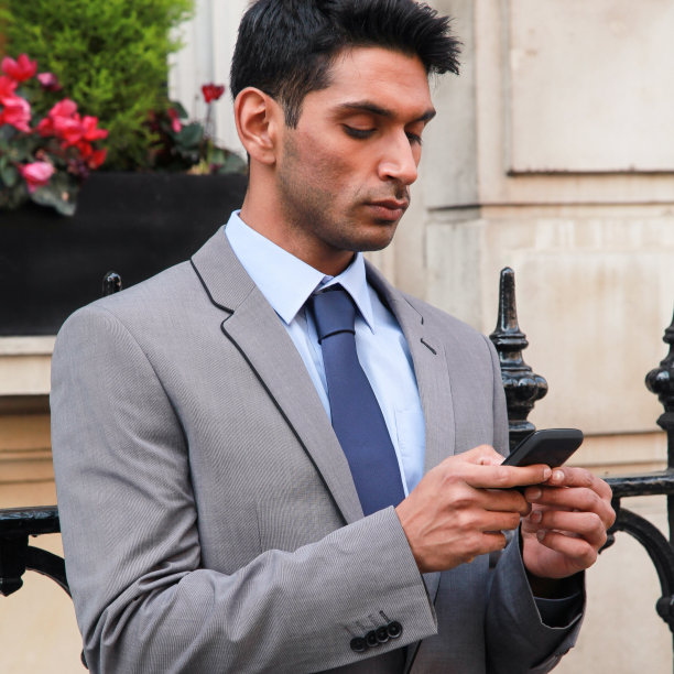 亚洲商人发短信图片下载