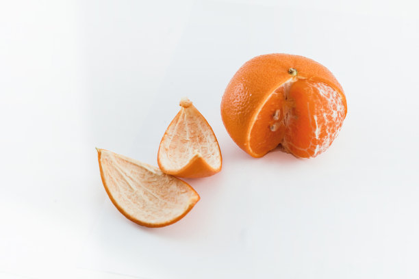 在白色上孤立的橙色果实图片下载