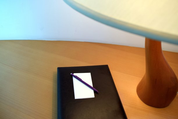 桌子旁边的书，铅笔和日期图片下载