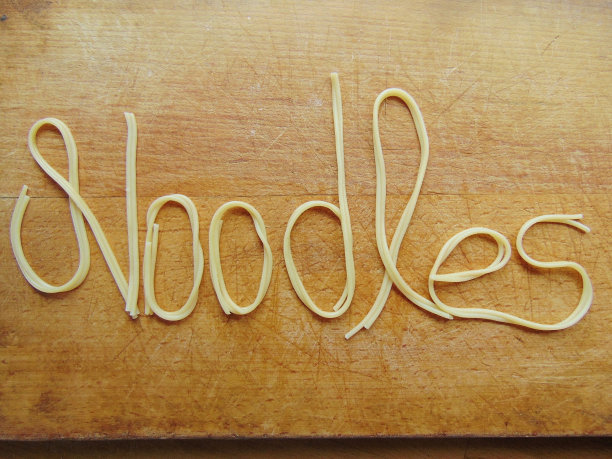 木刻板上写着意大利面条的面条图片下载