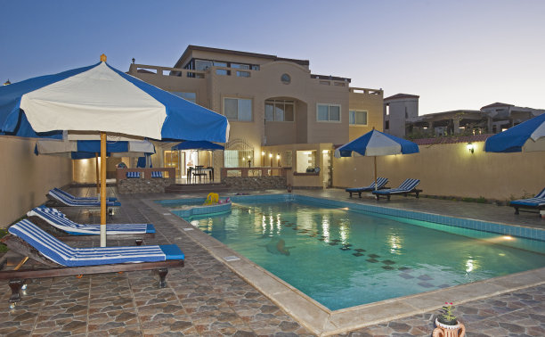 游泳池在豪华热带度假别墅图片下载