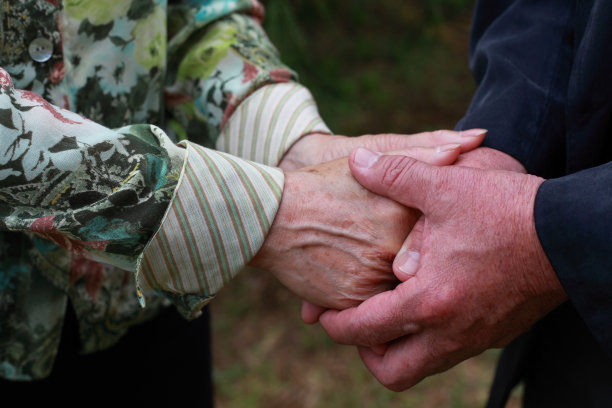 老年夫妇牵手图片下载