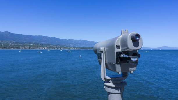 指向圣巴巴拉海岸线的望远镜图片下载