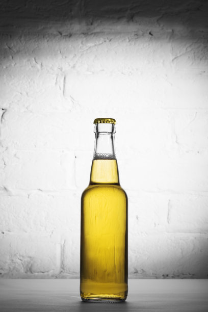 空的啤酒瓶图片下载