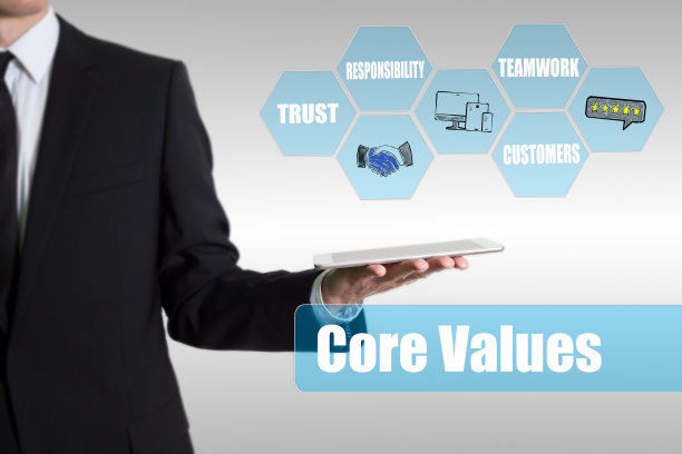 核心价值的概念。手持平板电脑的男子图片下载