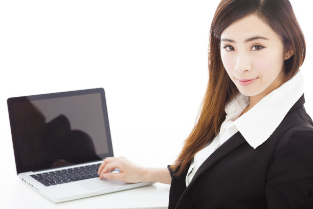 年轻的女商人坐在电脑前图片下载